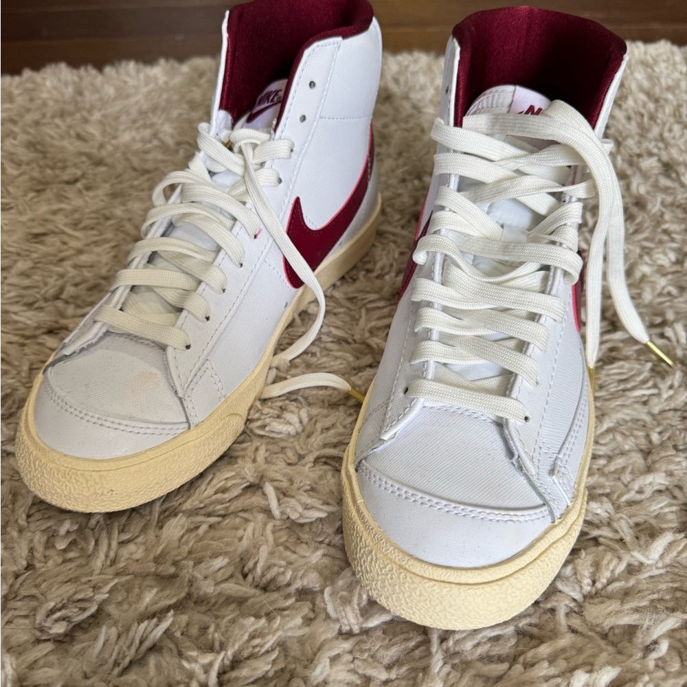 Women’s Nike high top white/burgundy